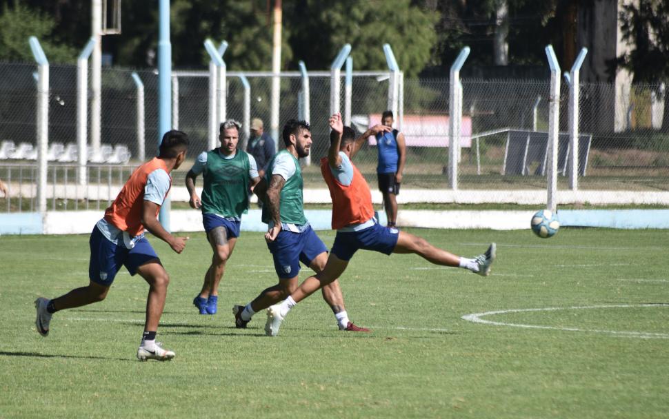 Javier Toledo (ya volvió de Córdoba) lanza un pase.