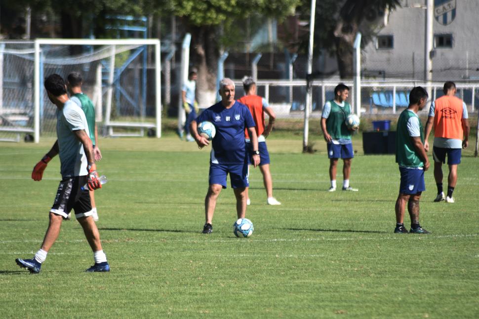 De Felippe observa el ensayo.