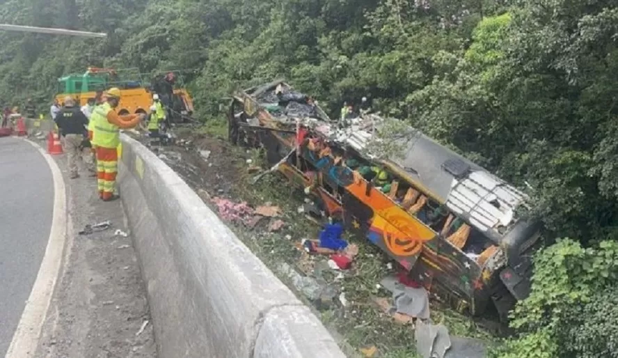 Brasil: un colectivo volcó y murieron 21 personas