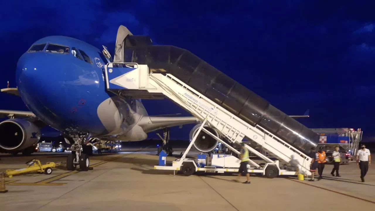 Partió el tercer vuelo de Aerolíneas Argentinas con rumbo a Rusia: ¿cuántas dosis traerá?