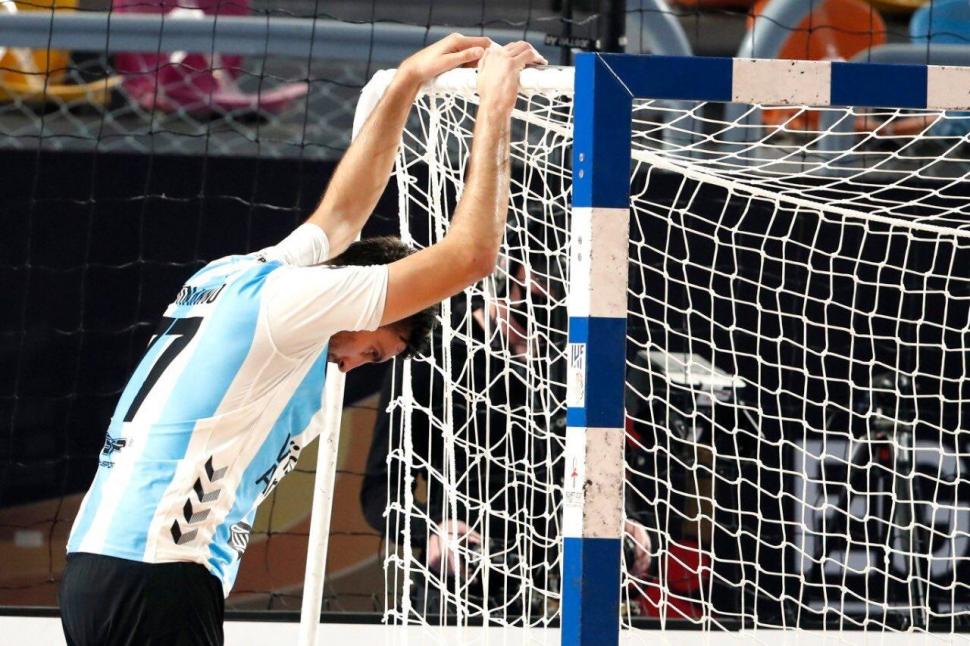 DECEPCIÓN. Los jugadores argentinos se quedaron en el campo luego de la derrota y se lamentaron por haber dejado pasar una histórica chance.  