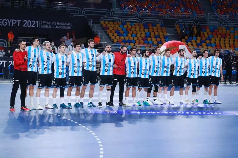 CON LA FRENTE EN ALTO. El equipo durante la ceremonia de los himnos previo al partido con Catar. La Selección dejó todo pero se equivocó y no clasificó. Fotos de Twitter@cahandbal