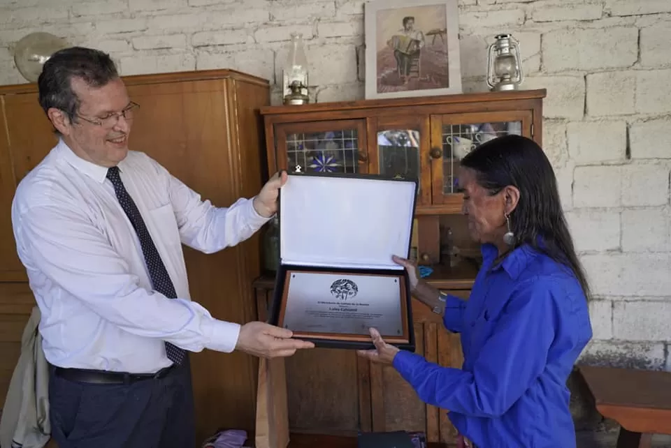 El Ministro de Cultura de la Nación, Tristán Bauer y la artista Luisa Calcumil.