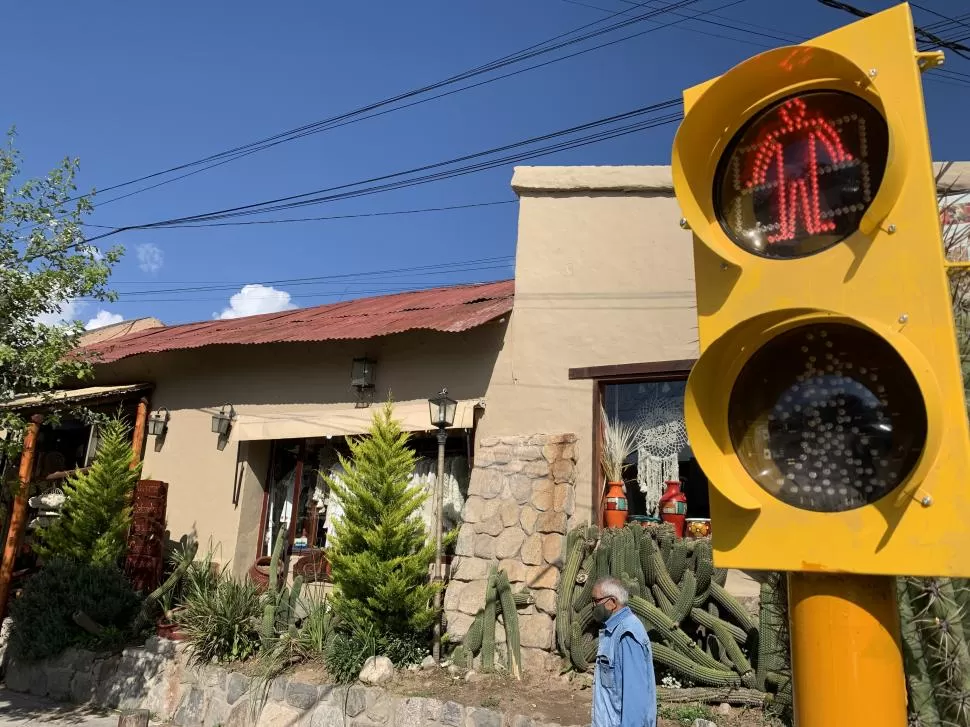 NUEVO PAISAJE. El semárofo cambió el aspecto del corazón de la villa. 