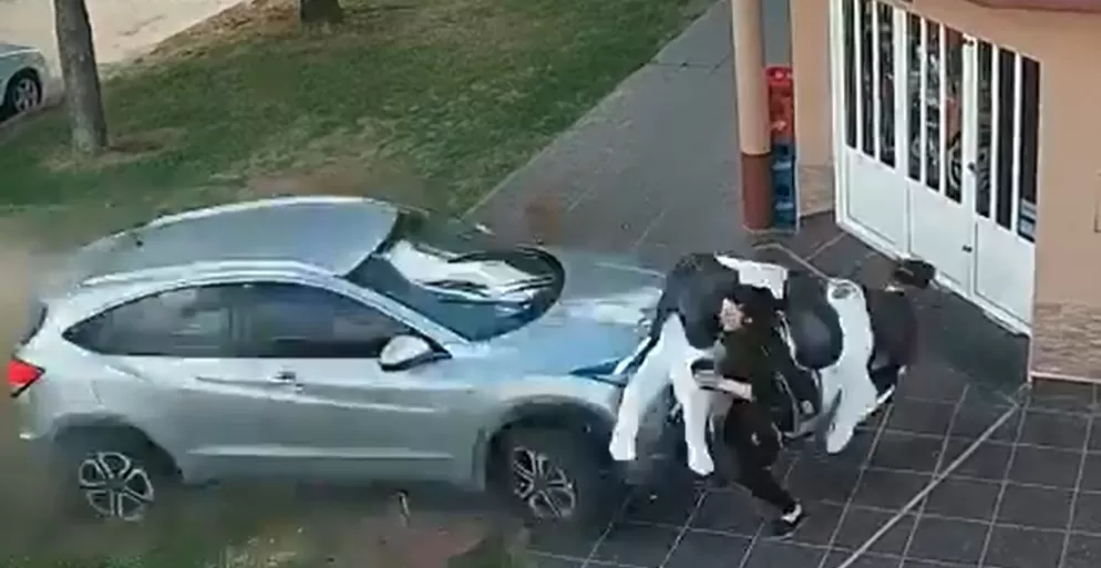 Video viral: una mujer se salvó de milagro en la puerta de una carnicería