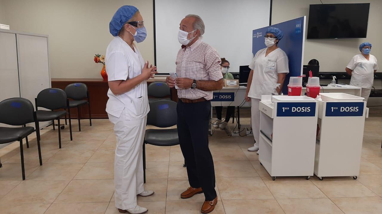 INMUNIZACIÓN. Miroli dialoga con el personal afectado a la campaña de vacunación contra la covid-19. Foto: Analía Jaramillo / LA GACETA