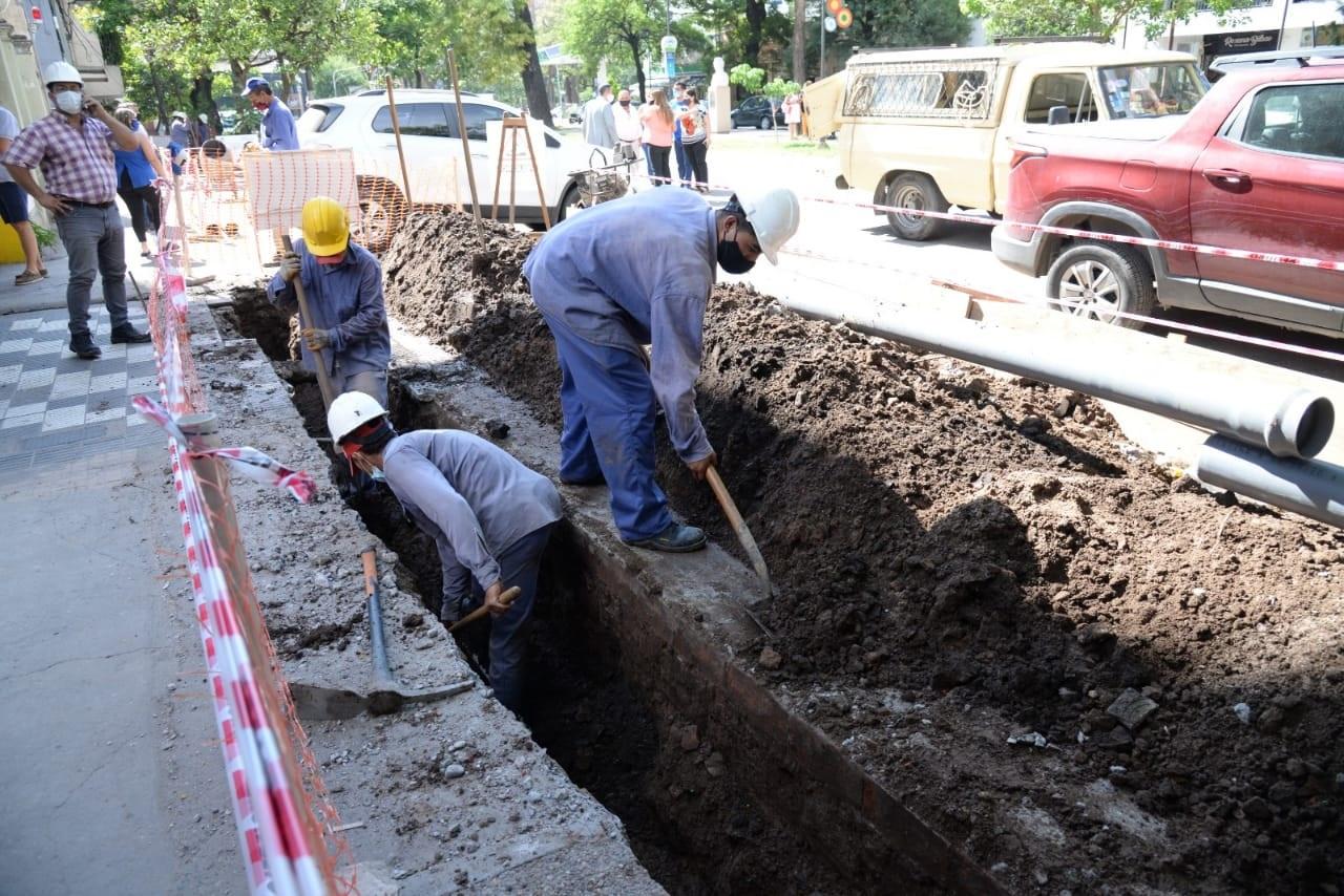 OBREROS TRABAJANDO. La SAT renueva cañerías en Barrio Sur. Foto: Comunicación Pública