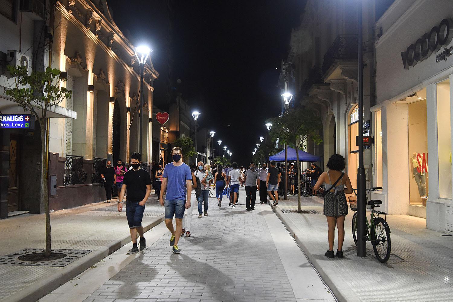 Semipeatonal en 25 de Mayo: música y desfile en la inauguración