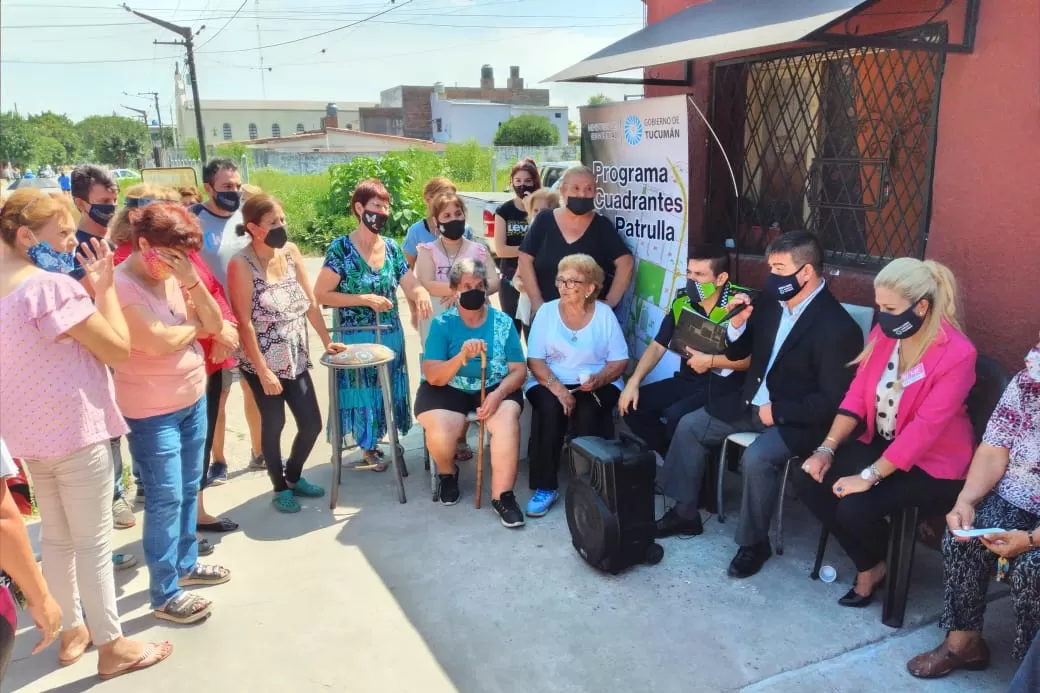 REUNIÓN EN BARRIO PARQUE. Maley y otros funcionarios escucharon a los vecinos. Foto: Ministerio de Seguridad