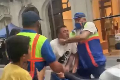 Video: se resistió al secuestro de su moto y cruzó golpes con agentes de tránsito en pleno centro