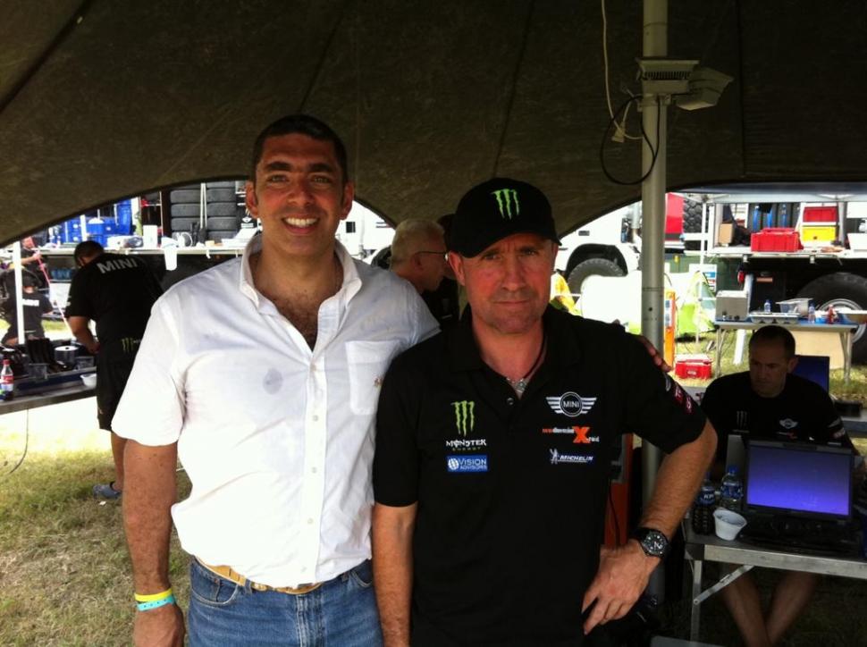 MOMENTOS. Con Neme (a la izquierda); con su navegante, Jean Paul Cottret, en pleno desierto.