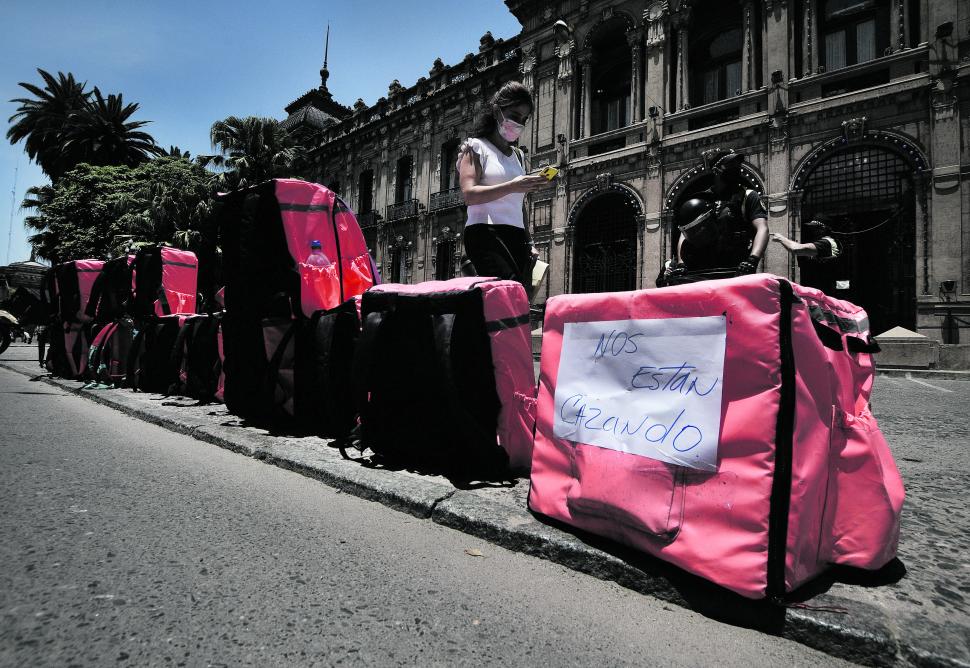 CARTEL. “Nos están cazando”, dice una de las mochilas de los cadetes. 