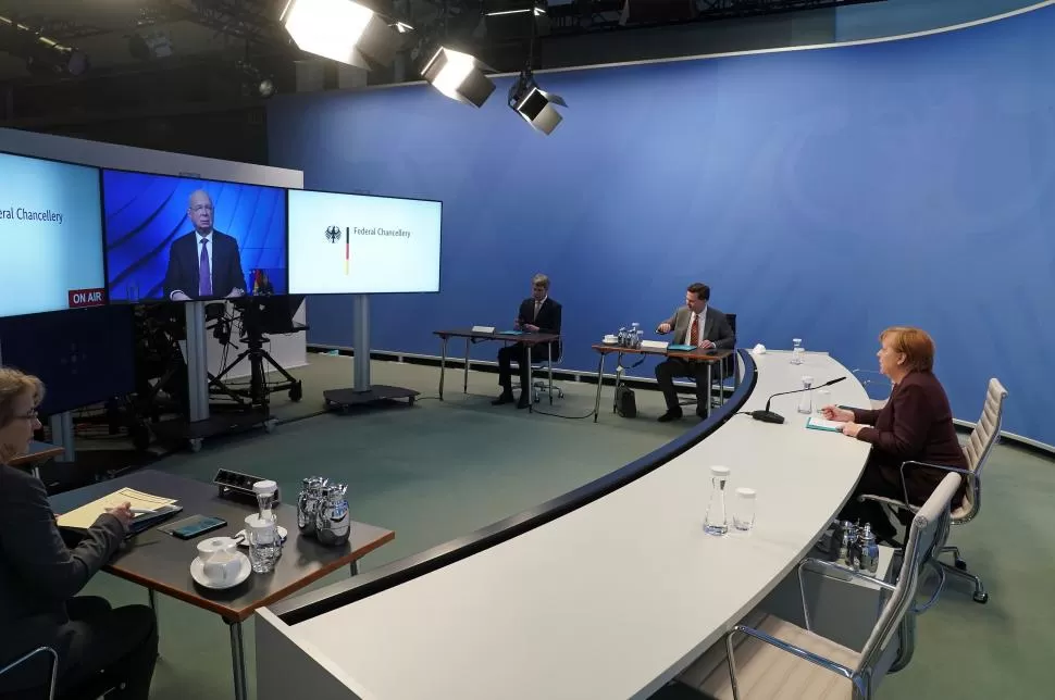 EXPOSICIÓN. La canciller alemana Angela Merkel se prepara para hablar en una reunión del Foro Económico Mundial en Davos. 