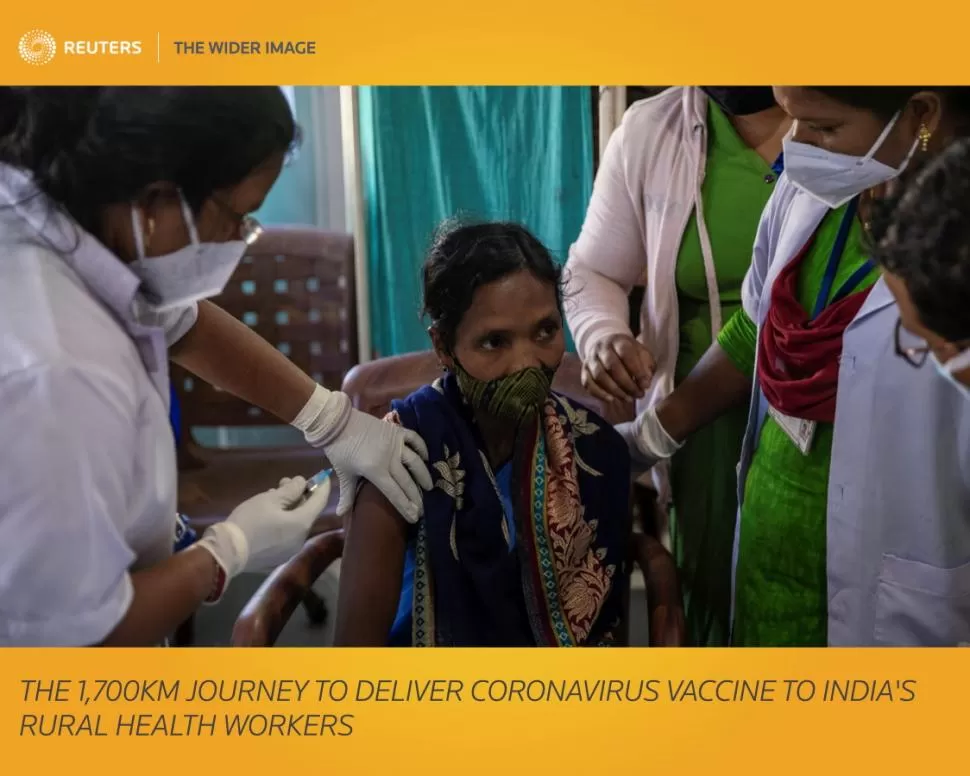  Reena Jani, una trabajadora de la salud de 34 años, recibe la vacuna desarrollada contra la covid-19 en un centro de Salud Comunitario en Koraput, India 
