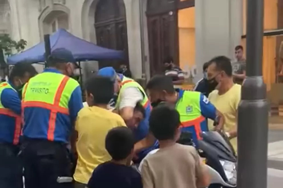 MOMENTO DE TENSIÓN Y VIOLENCIA. En calle 25 de Mayo al 400. Captura de Video.