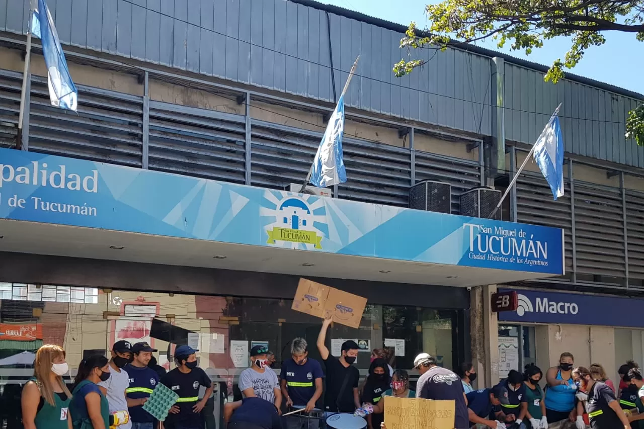 Recicladores se manifestaron frente a la Municipalidad: basta de sacarnos el material