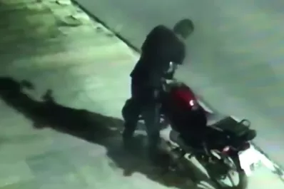 Video: destrabó una moto y se la llevó en 20 segundos