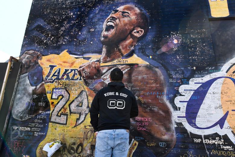 HOMENAJE: ESTRELLA DE LOS ANGELES. Mural de Kobe Bryant en un callejón cerca del Staples Center en el centro de Los Ángeles. Bryant y su hija Gianna y otras siete personas murieron en un accidente de helicóptero hace un año. 