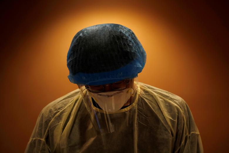 HÉROES: SIN DESCANSO. Un trabajador de la salud aparece en una estación de  análisis médicos durante el brote de coronavirus en Singapur.