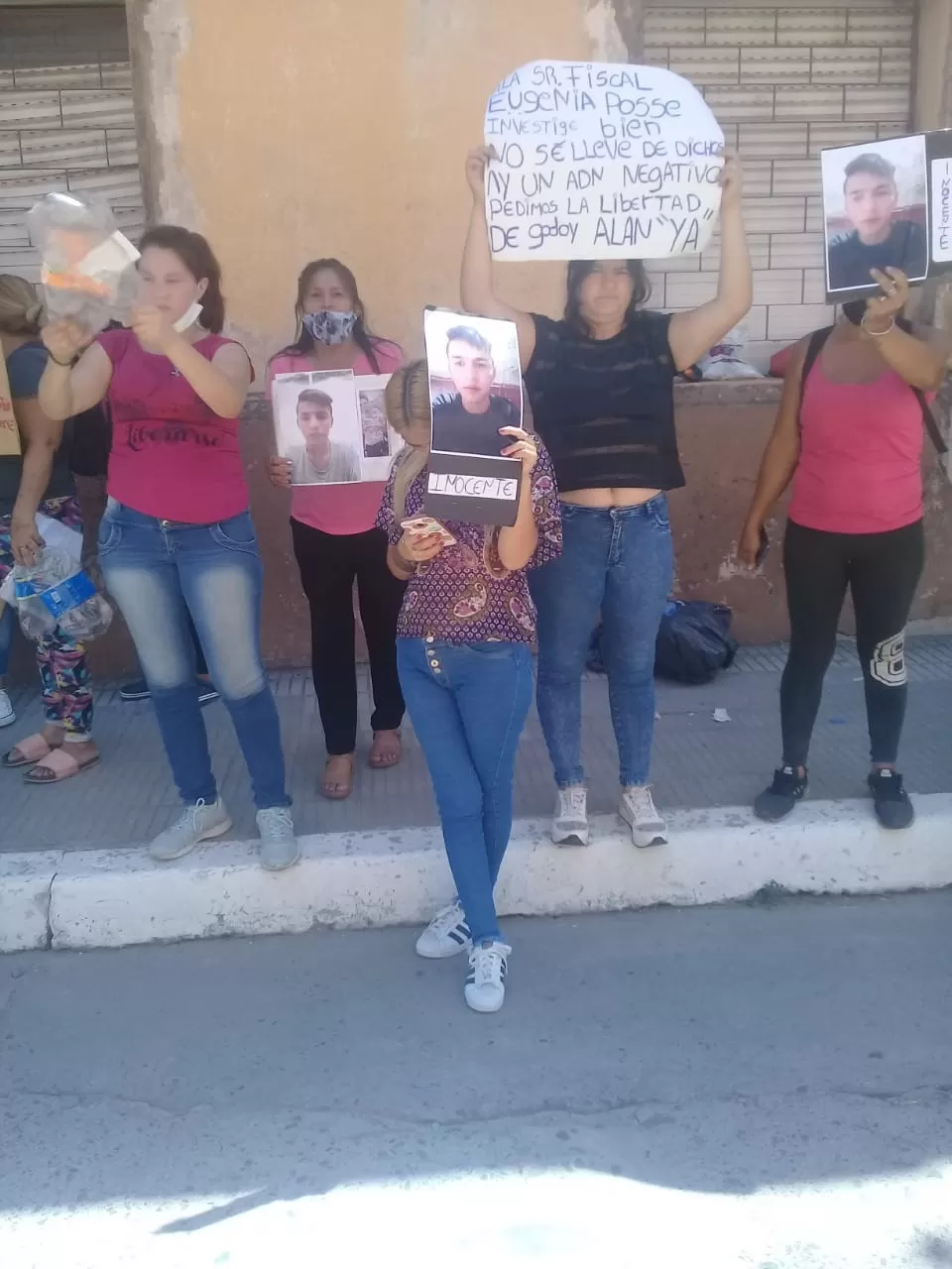 PROTESTA. Familiares de un detenido cortaron una calle en Famaillá.  