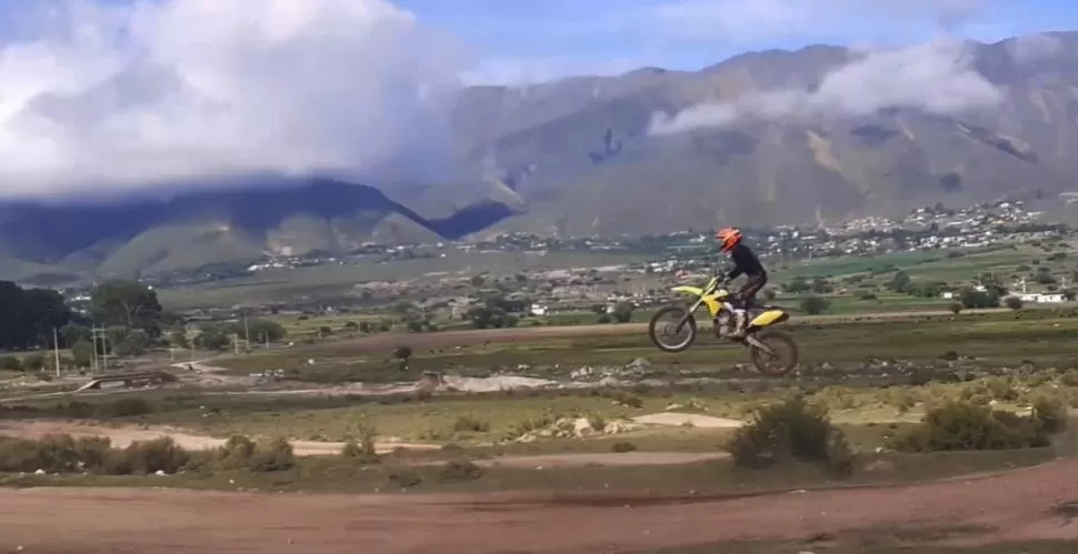 SALTOS Y DERRAPES. En el circuito de Ojo de Agua, en Tafí del Valle, se estuvieron efectuando pruebas de motocross, pero no competencias ni torneos. 