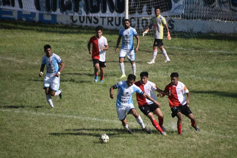 CONFIANZA. Valdez tiene esperanza en sus dirigidos y probablemente repita el mismo equipo que perdió el último partido. LA GACETA / FOTO DE OSVALDO RIPOLL