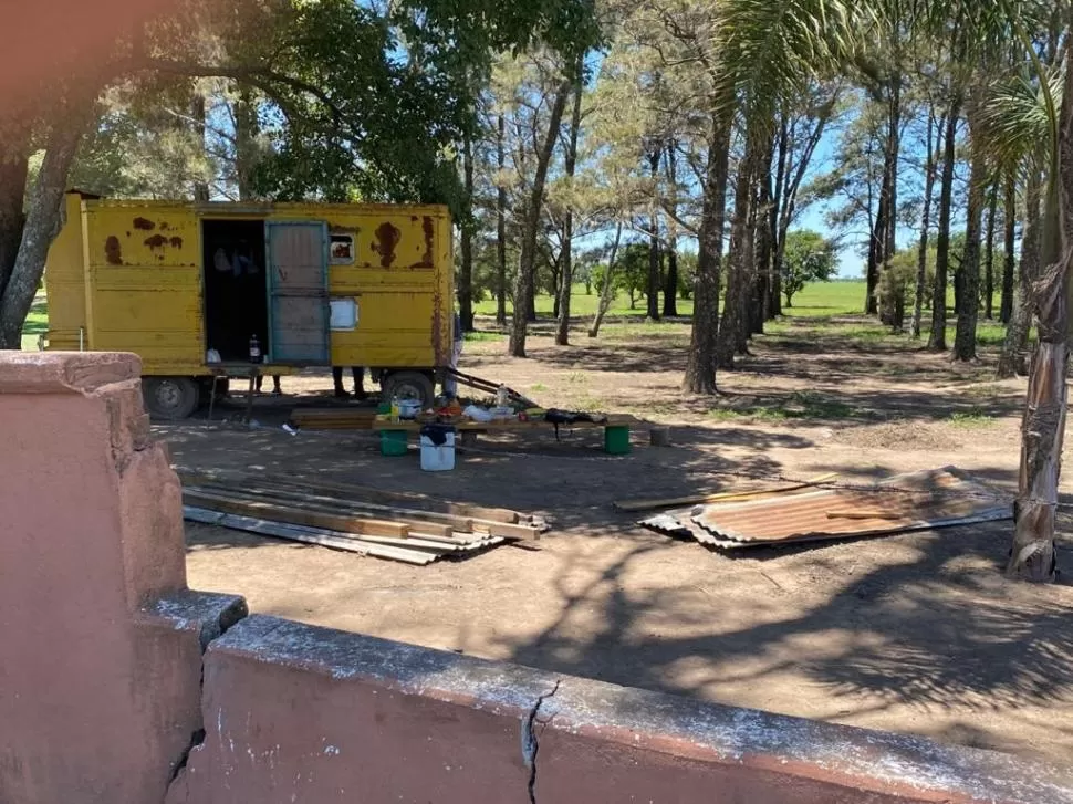 CASA RODANTE. La denunciante dice que los ocupantes pusieron una garita en el campo.  