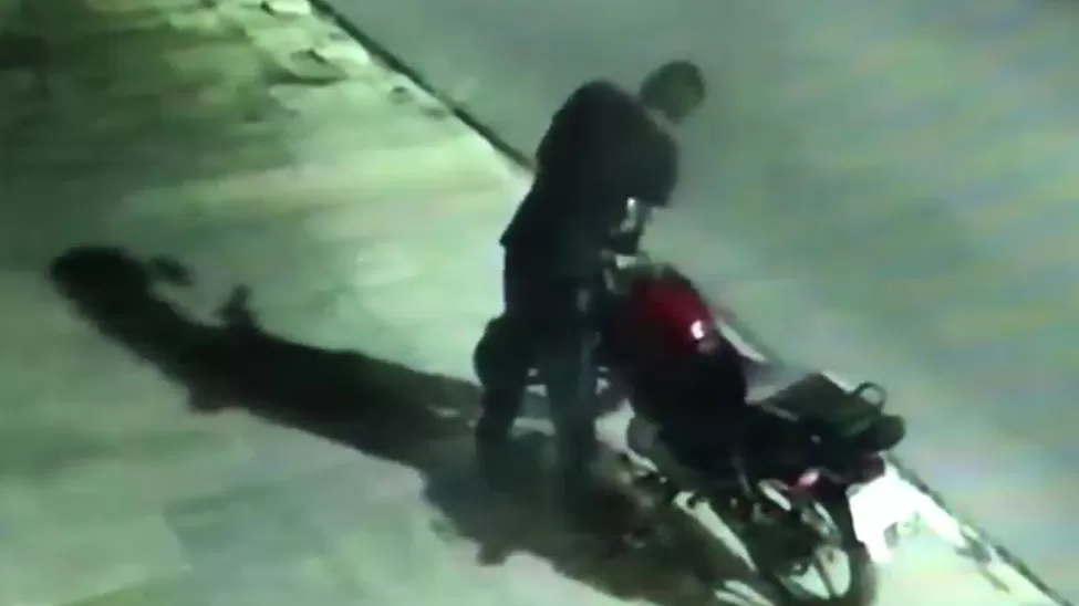 Video: destrabó una moto y se la llevó en 20 segundos