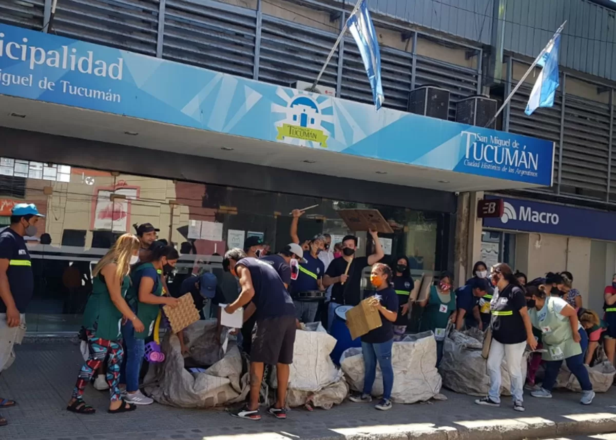 PIDEN SER ESCUCHADOS. Cartoneros realizan una jornada de recolección frente a la Municipalidad. 