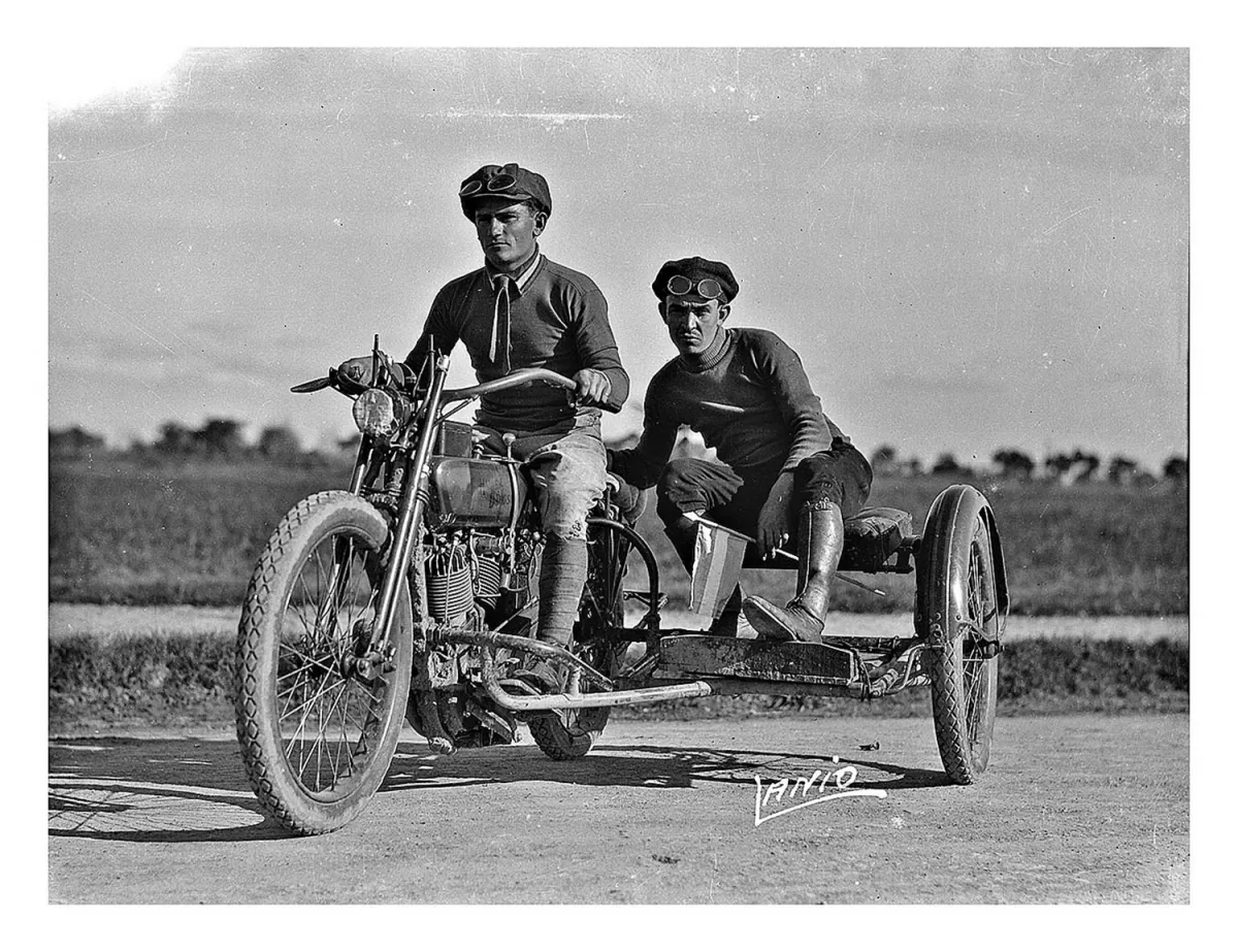 Motociclistas en 1936. Muy diferentes a los motoqueros y cultores actuales de las motos, este par se muestra en su Harley Davidson antes de una carrera en la zona del Parque 9 de Julio. El sidecar del acompañante, bastante común en esas fechas, parece “hecho en casa”. Abajo puede verse la firma del fotógrafo César Martínez Lanio.