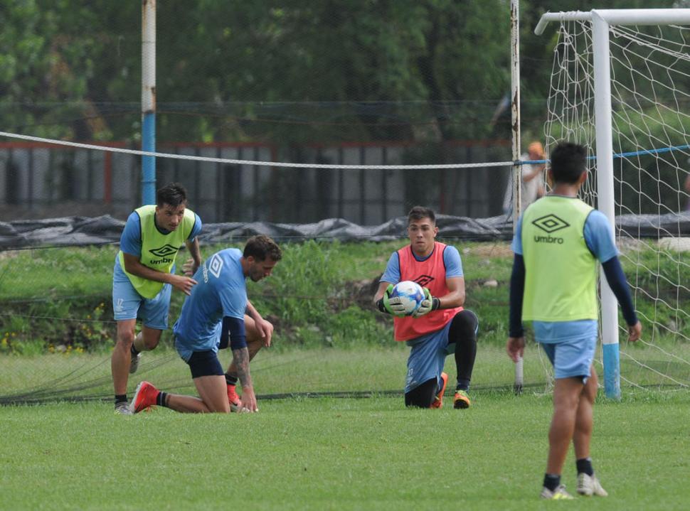 PIERDE TERRENO. El arquero Franco Pizzicanella estará fuera de las canchas por al menos seis meses debido a su lesión y posterior operación. LA GACETA / FOTO DE DIEGO ÁRAOZ 