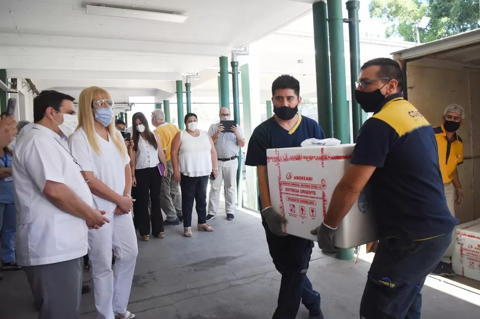 EN EL DEPÓSITO. El director ejecutivo del Siprosa, Luis Medina Ruiz, y la ministra Rossana Chahla observan el ingreso de las nuevas dosis. 