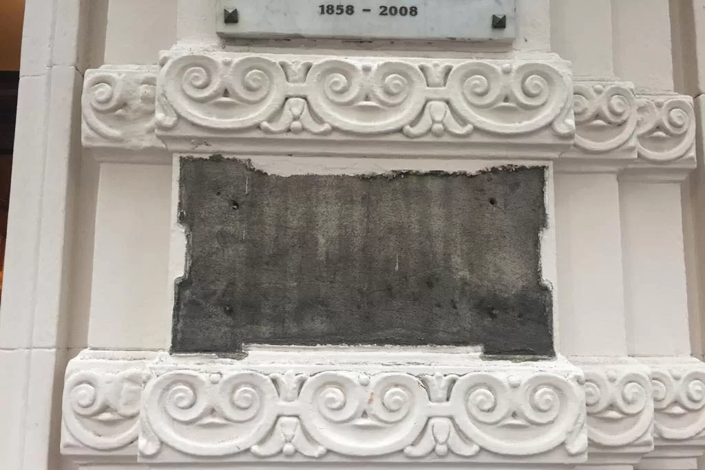 SIN LA PLACA FUNDAMENTAL. La imagen fue compartida por Café Tortoni en Facebook.