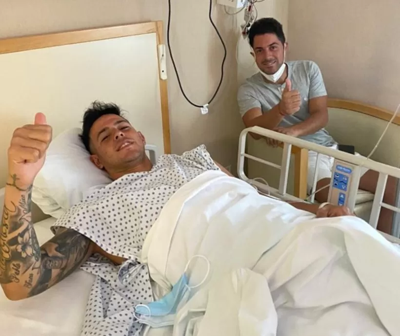 EL PRIMERO. Heredia levanta su pulgar apenas unos minutos después de ser operado por la rotura de uno de sus meniscos. Luego se lesionarían Pizzicannella y Osores.