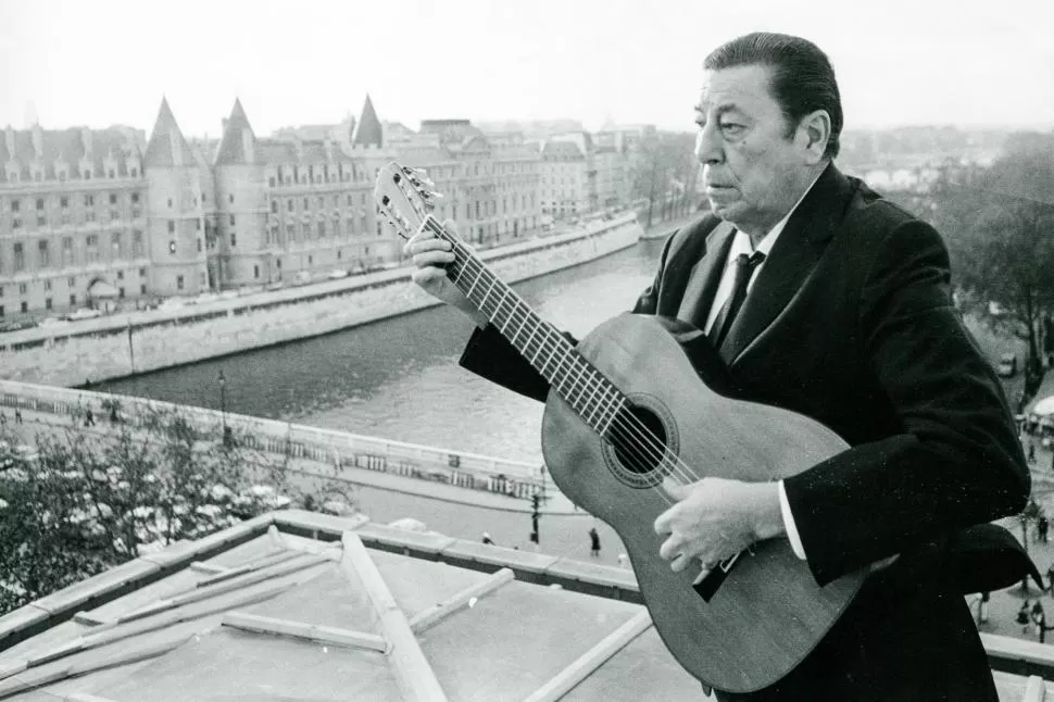 EN PARIS. Fue nombrado Caballero de la Orden de las Artes y Letras. 