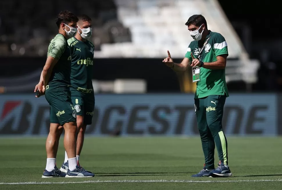 EN PALMEIRAS. El técnico del “Verdao”, Abel Ferreira, da indicaciones a sus jugadores, en la última práctica de ayer.