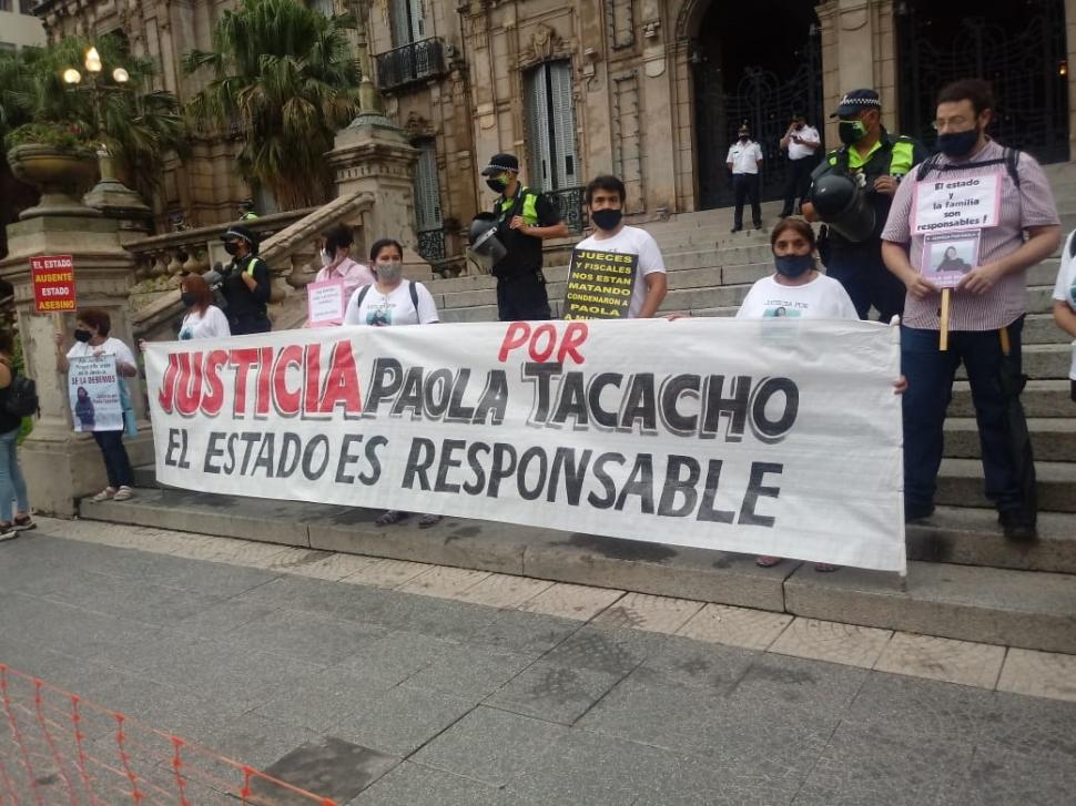 PANCARTA. Parientes de Tacacho, en un reclamo por justicia en la Casa de Gobierno. Archivo / LA GACETA