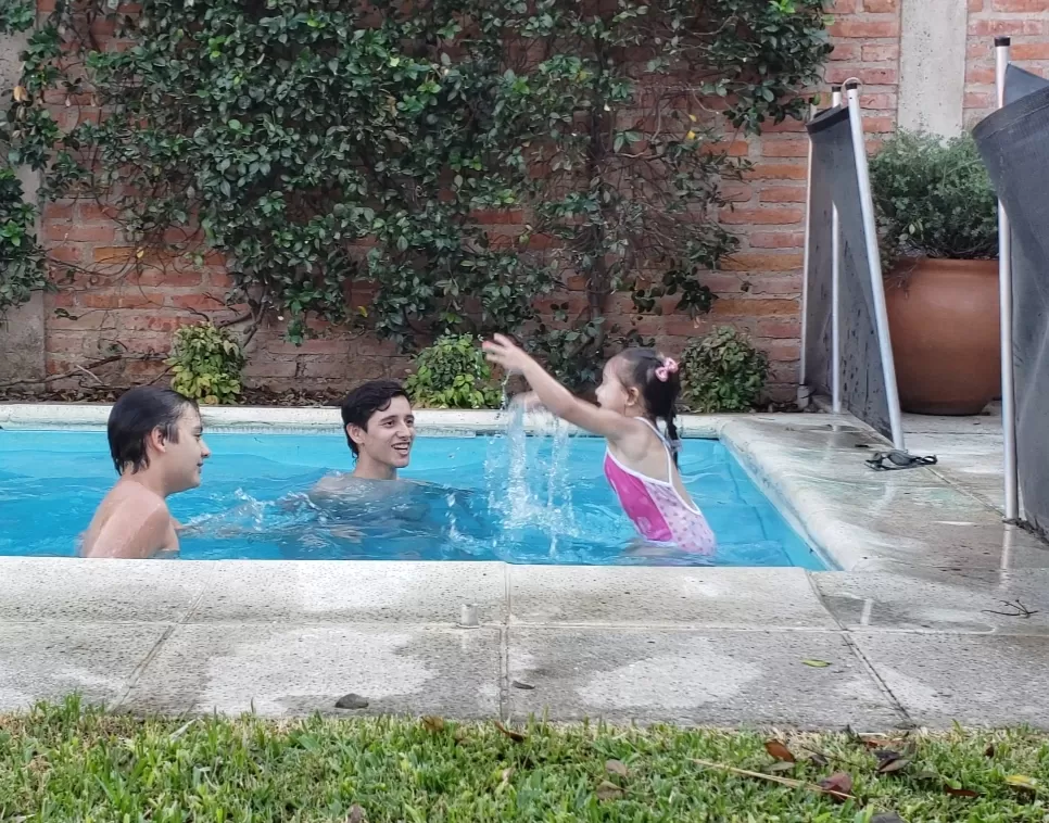 PEZ EN EL AGUA. Ema disfruta la pileta con sus hermanos, ¡y les habla! 