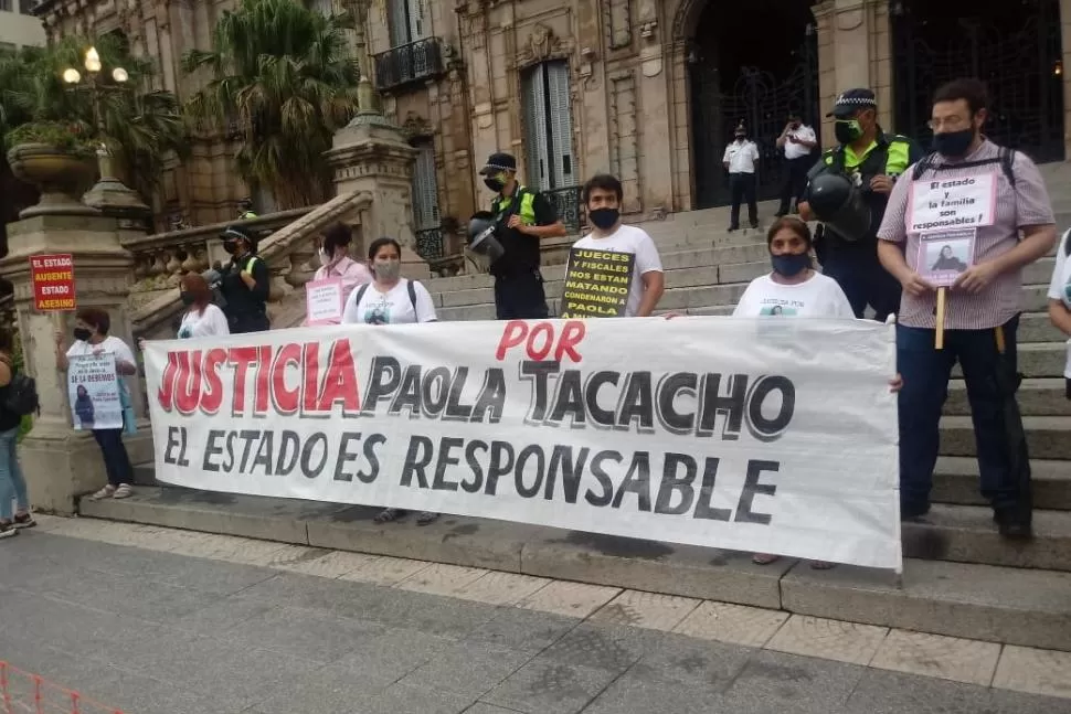 PANCARTA. Parientes de Tacacho, en un reclamo por justicia en la Casa de Gobierno. Archivo / LA GACETA