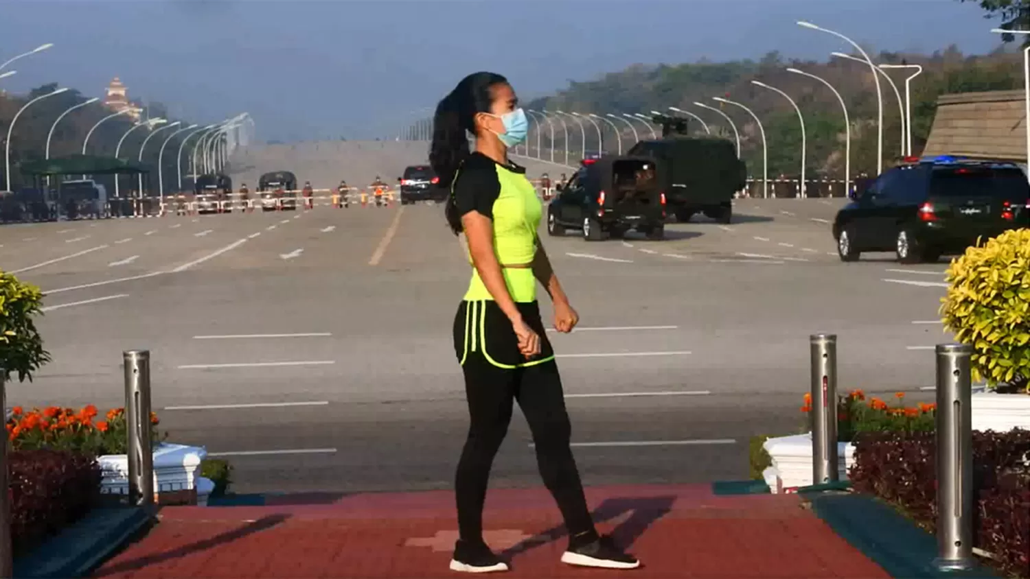 Video: dictaba clases de aerobic mientras atrás daban un golpe de Estado