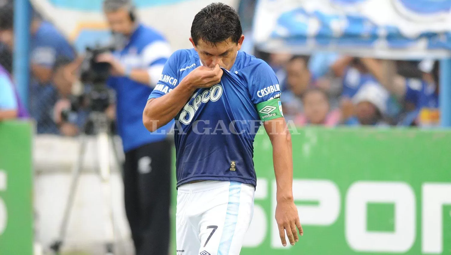 BESO AL ESCUDO. Pulguita terminó enamorándose de los colores del Decano.