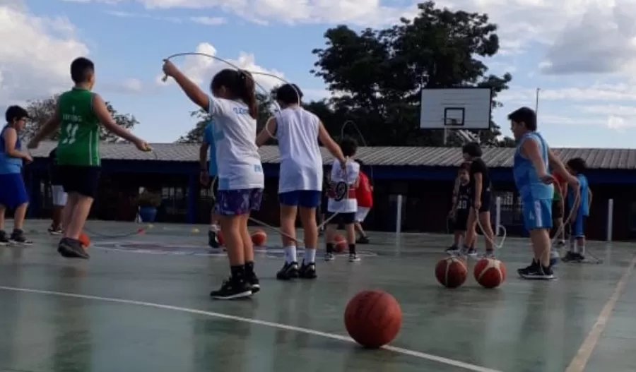 Chicos entrenan. Foto Municipalidad de Yerba Buena. 