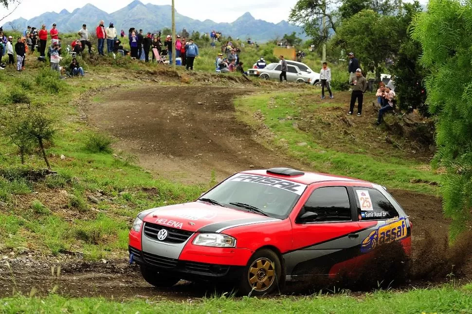 EN CARRERA. El VW Gol de Samir Assaf en plena aceleración durante la etapa dominical de la tradicional prueba puntana. Foto de Marcelo Lacerda