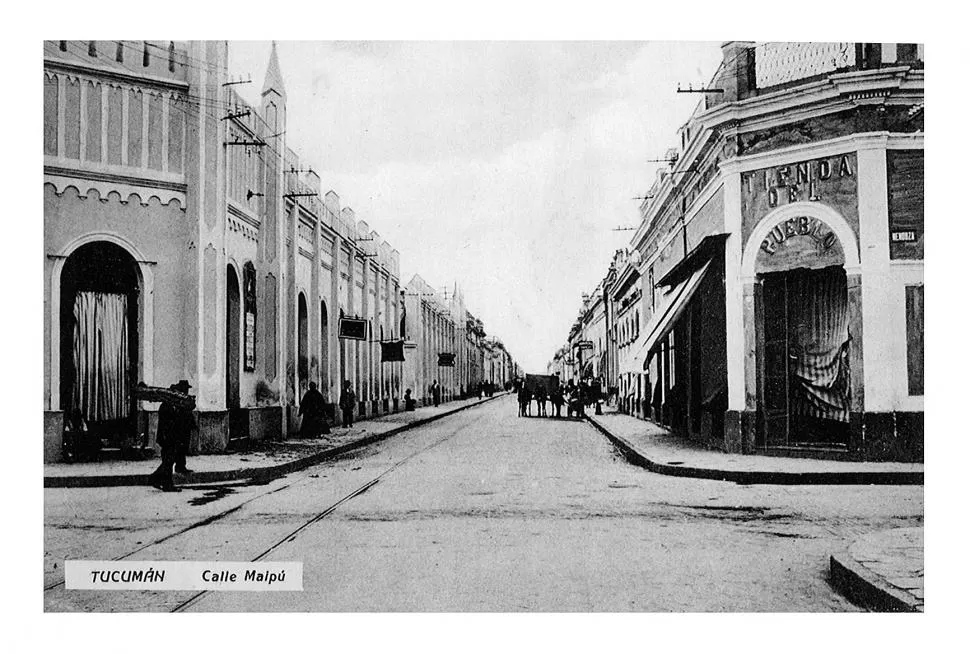 En los primeros años del siglo XX, la esquina de Maipú y Mendoza ya era una zona convocante para tiendas y negocios. En su ochava noreste (a la derecha de la imagen) se encontraba la “Tienda del Pueblo”. El edificio más ornamentado y vistoso (a la izquierda) es el viejo Mercado del Norte,. El que había sucedido al Mercado del Algarrobo, y el que sería demolido para modernizarse en los años 30. En una tarjeta postal. 