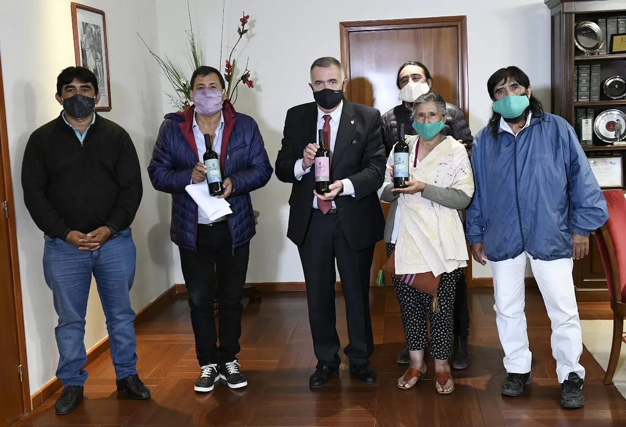 TRAS LA REUNIÓN. Visita del Consejo de Ancianos de Amaicha a la Legisaltura. Foto: Prensa HLT