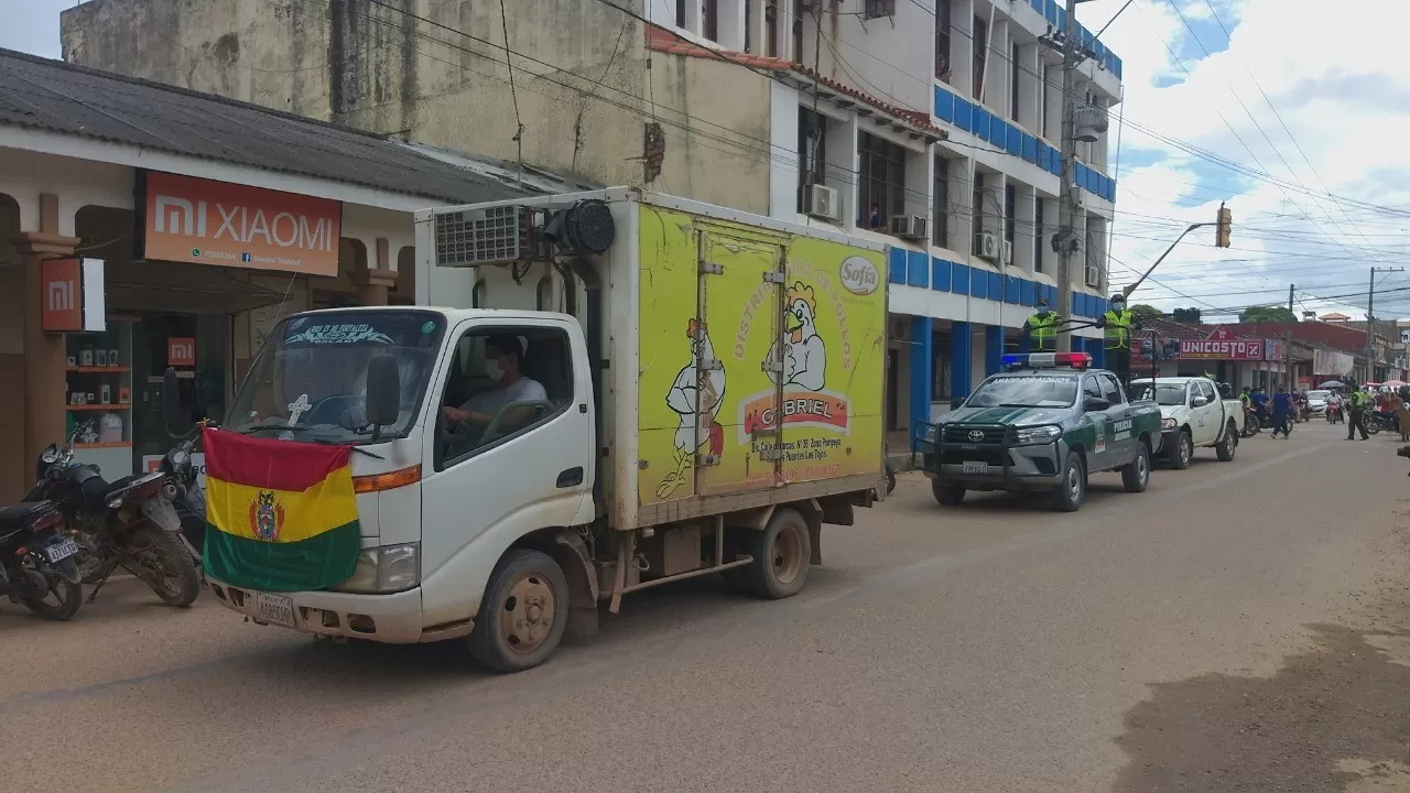 UN CAMIÓN DE POLLOS CONGELADOS. Allí trasladaron las vacunas en una ciudad de Bolivia.