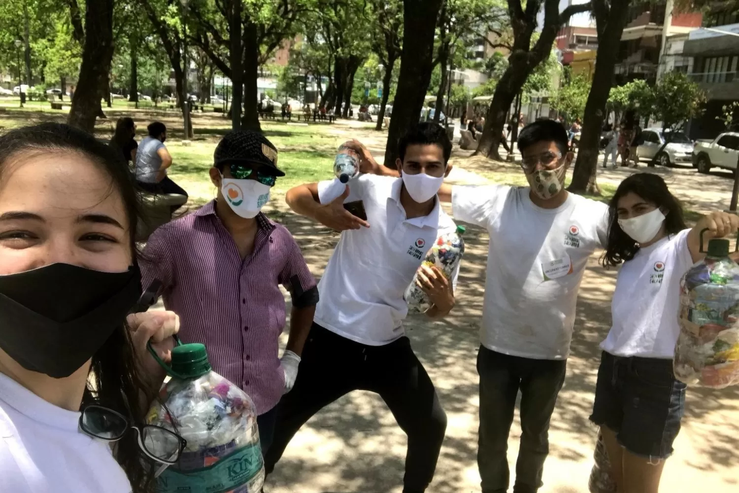 Ambientalistas en acción. FOTO FACEBOOK  “Salvarnos Salvando” 