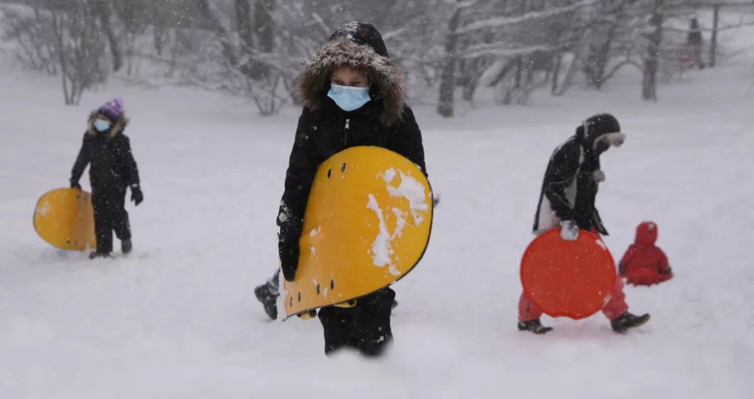 Personas con trineos en Central Park (REUTERS/Caitlin Ochs)
