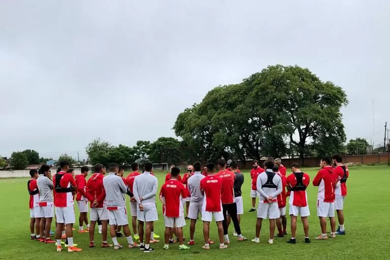 DÍA 1. El cuerpo técnico y el plantel del Santo comenzaron la pretemporada. Foto Twitter @CASMOficial