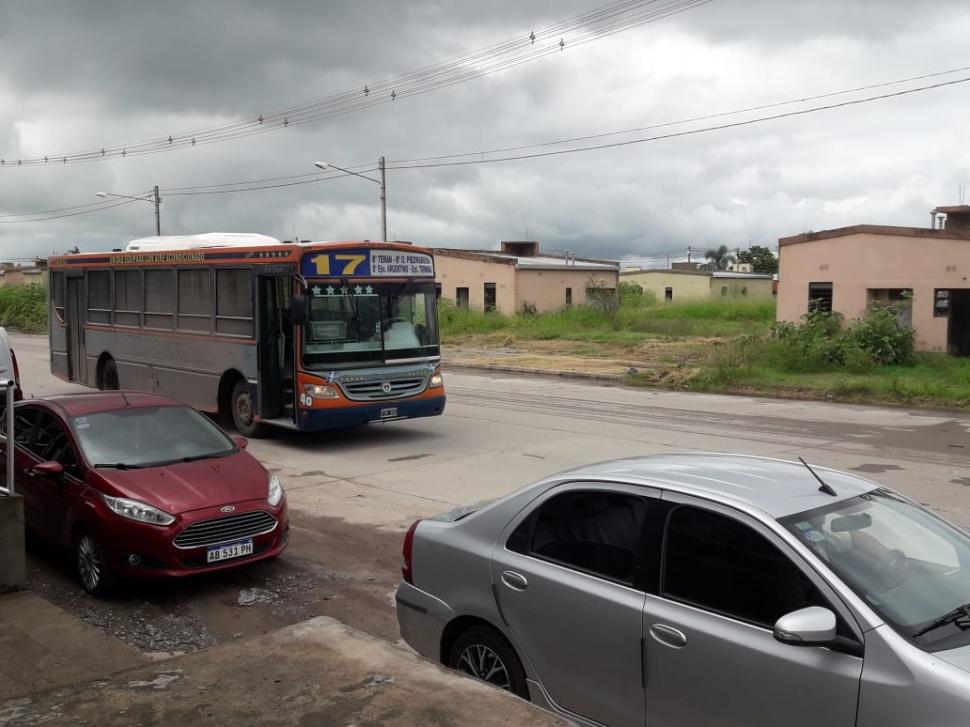 ROBOS. Un taxista le informa a la Policía sobre el asalto que acababa de sufrir en la entrada a barrio San Miguel.  